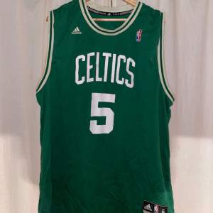 NBA Basket linne med Boston Celtics, Kevin Garnett #5 som tryck på ryggen. 