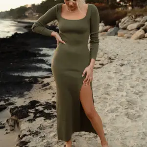 Super snygg kaki/grön klänning. En av mina favorit klänningar, måste sälja för den är tyvärr lite för liten.💚🤍