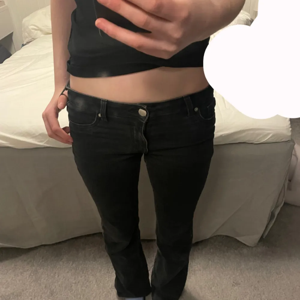 Fina bootcut svarta jeans midjemått rakt över 35 innebenslängd 80 ungefär. Skriv om det är något ni undrar!💞. Jeans & Byxor.