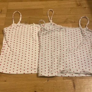 Två linnen men hjärtan på - Säljs tillsammans men kontakt om pris för ett linne. Från  Gina tricot, bra sick 3 månader men inte använt mer en 10 gånger, original pris 100kr st