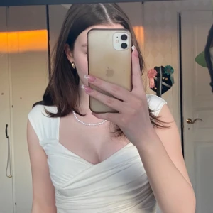 Vit klänning/studentklänning - Superfin klänning från Chiara Forthi. Sitter verkligen jättefint och är normal i storleken. Använd 1 gång under skolavslutningen i 9an så den är väldigt sparsamt använd och i nyskick🫶🏼