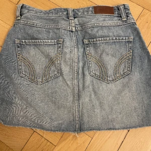 Jeanskjol från hollister - En jättefin jeanskjol från hollister. Kjolen är använd endast ett fåtal gånger. Storlek W24