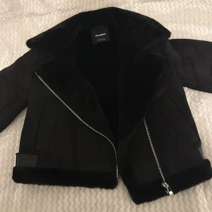 Skinnjacka  - En jätte fin skinnjacka från pull & bear i storlek S. Köptes för ungefär 2 månader sen och är använd ett par gånger. Säljer i samma pris som i butiken eftersom att den är som en hel ny.