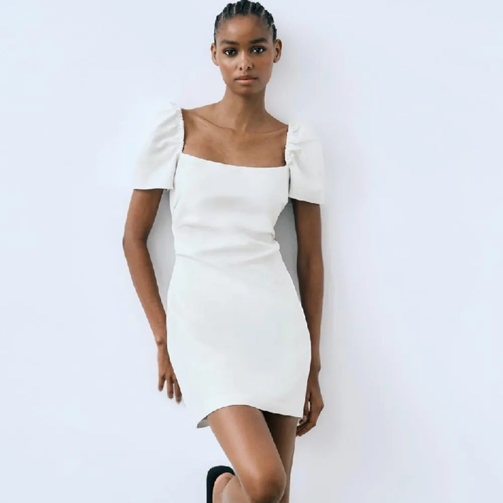 Helt oanvänd vit klänning med prislapp kvar, perfekt till student och skolavslutningar❤️. Klänningar.