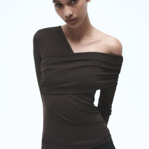 Topp - Säljer brun topp i nyskick, aldrig använd med prislappen kvar. Storlek M. Säljer för 150kr😊