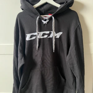 CCM hoodie - Hjälper min kille att sälja sin svarta CCM Hoodie då den inte längre kommer till användning. Hoodien är i använt skick och storleken är Medium. Skriv för att få fler bilder. Köparen står för frakten.