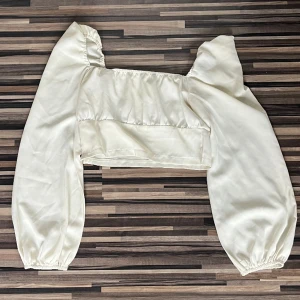 Blus - En vit kroppad söt blus, perfekt för vår/sommarn. Säljs då den är lite för liten för mig. Bara att höra av sig vid frågor mm💓