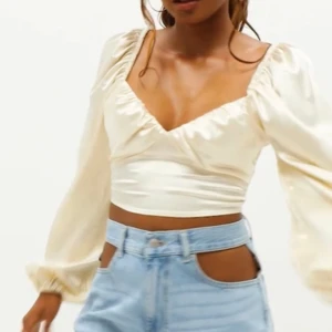 Festtopp - Snygg champagne blus från Nelly i storlek 38 som är slutsåld på hemsidan🙌 Aldrig använd med prislapp kvar, har dock en liten fläck på baksidan (men går säkert bort i tvätten 💕 Skriv för egna bilder, frågor eller funderingar!!  Nypris 350kr