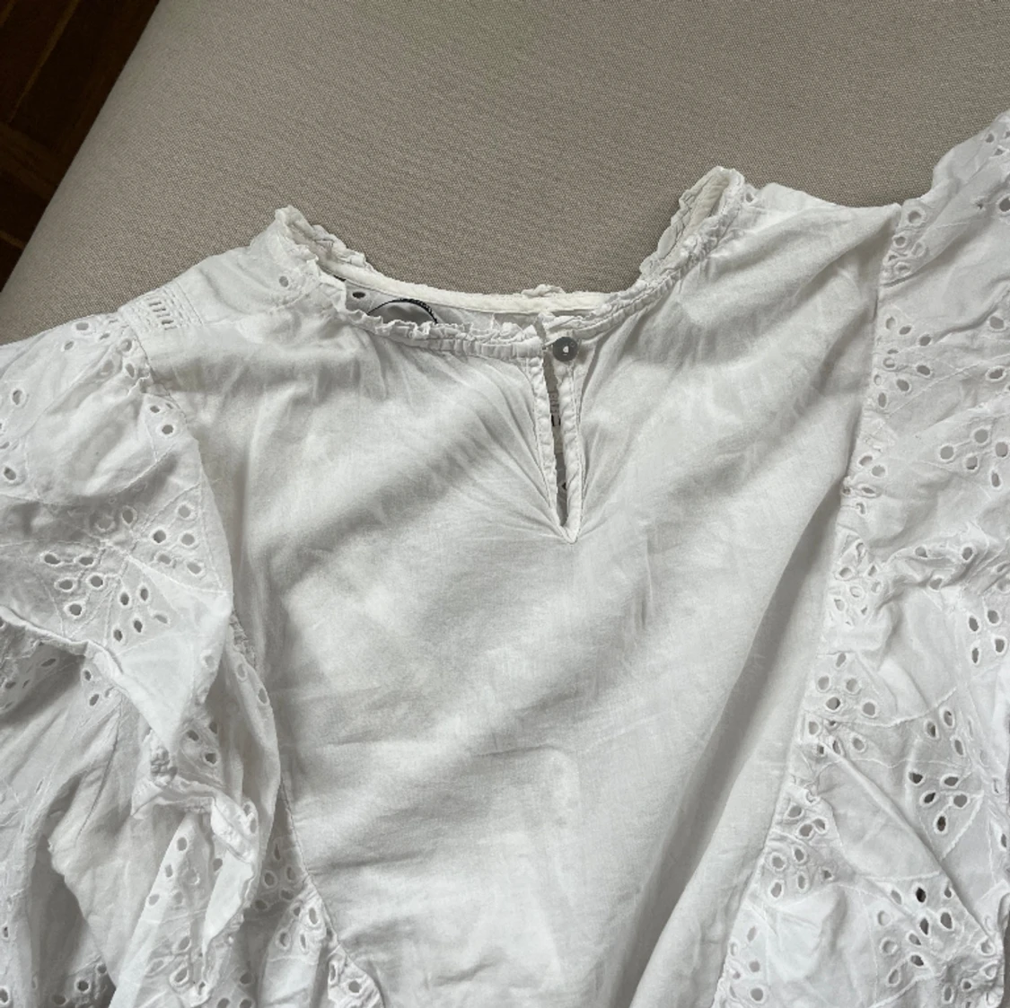 Söt vit blus från Gina Tricot - 90