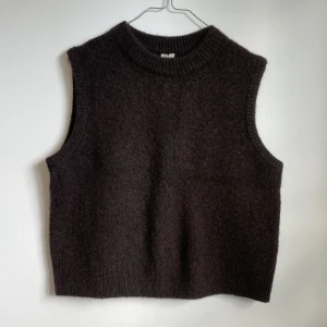 Ullväst frön ARKET  - Mysig ullväst frön ARKET i en mörkbrun färg.  Skick: använd men i mycket gott skick