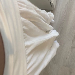 Lågmidjade vit långkjol  - En till vit långkjol. Storlek 38 priset kan diskuteras 