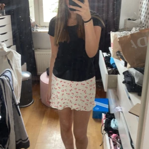 Zara kjol - Jätte söt kort kjol i satin med körsbär på perfekt till sommaren ❤️Har dragkedja på sidan, väldigt bra skick. 