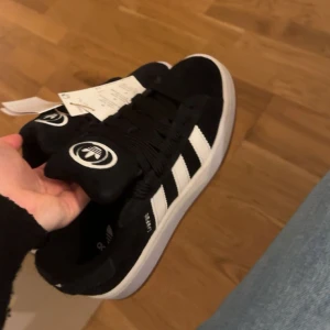 Adidas campus 00 - Köpte ett par svarta campus till min lillebror men skorna var lite för stora. Dom är helt nya beställda från deras egna hemsida. Kommer med vita skosnören och lådan🩷