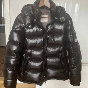 Moncler maya  - En snygg moncler maya jacka som är äkta. Den är i stl 3. Säljer den för den passar inte min stil. 
