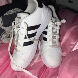 Adidas skor dam 37,5 - Adidas skor, som nya i storlek 37.5  Inget direkt slitage men lite smutsiga ( går lätt att fixa ) 