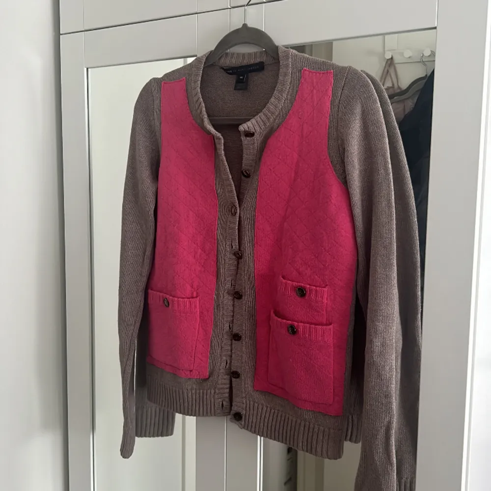 Kofta från Marc Jacobs. Xs men funkar även för S. Som inte går att få tag på. 🥰🥰🥰. Neuletakit & Villapaidat.