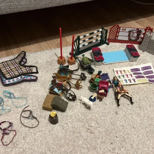 Detta är mina gamla leksaker som jag hade när jag var mindre som jag inte andvänder mer som jag känner att någon som vill ha detta får mer en järna ta en titt och köpa! - Detta är från märket Schleish. Det är 8 hästar och 6 sty föl. Det är 12 grindar som går att sätta ihop. Ett helt stall med all tillbehör. Och utröstning, hinder och andra djur. Pris kan diskuteras. (Kan eventuellt köpas separat)