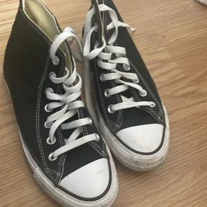 Converse svarta - Storlek 37, loggan på ena skon har färgen blivit lite utsmetat typ, annars fint skick då dom bara använts några gånger 