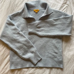 Jättesöt stickad tröja från Gina tricot young - Söt ljusblå stickad tröja från Gina tricot, storleken är 146/152 och sitter som en Xs. Jättefint skick. Pris går att diskutera vid snabb försäljning 