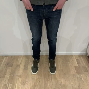 Replay anbass - Tja! Säljer ett par replay anbass i storlek 34/32 | Modellen på bild är ca 185 | Toppskick | Gör gärna av er vid frågor eller för fler bilder!👖🤝🏻