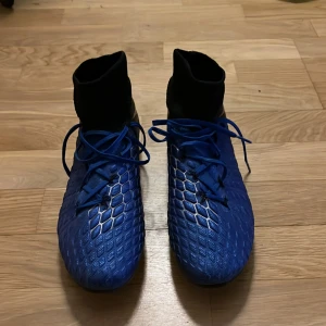 Nike hypervenom phantom 3 elite - Riktigt sköna fotbollsdojor i bra skick, använde dem inte länge eftersom de snabbt blev för små. Tveka inte med frågor!