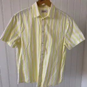 Säljer denna kortärmade skjorta från Weekday! 🙌 Storlek S - men sitter ungefär som en M. Pris 150kr plus frakt. 🚚 Om du har några mer frågor är det bara och kontakta! 🔌 