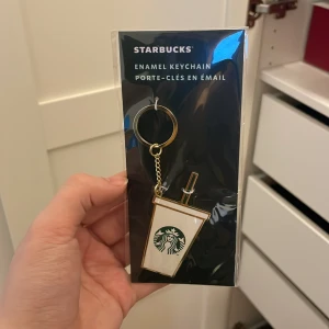 Starbucks nyckelring  - Super gullig starbucks nyckelring, ej öppnad eller använd, köpt på starbucks butiken på  min resa till Istanbul för ett par veckor sen och säljer då den inte har kommit till användning 