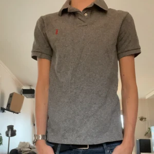 Polo Ralph Lauren tröja grå - En fet polo tröja i mycket unik grå färg. Jätte bra kondition och bra pris. Hör av er vid några funderingar eller prisförslag 