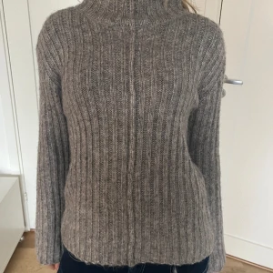 Stickad tröja zara - Snygg stickad tröja från zara, brun-grå i färg