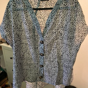 Svartvitt skjorta  - En svartvitt skjorta som använts 1-2 ggr 