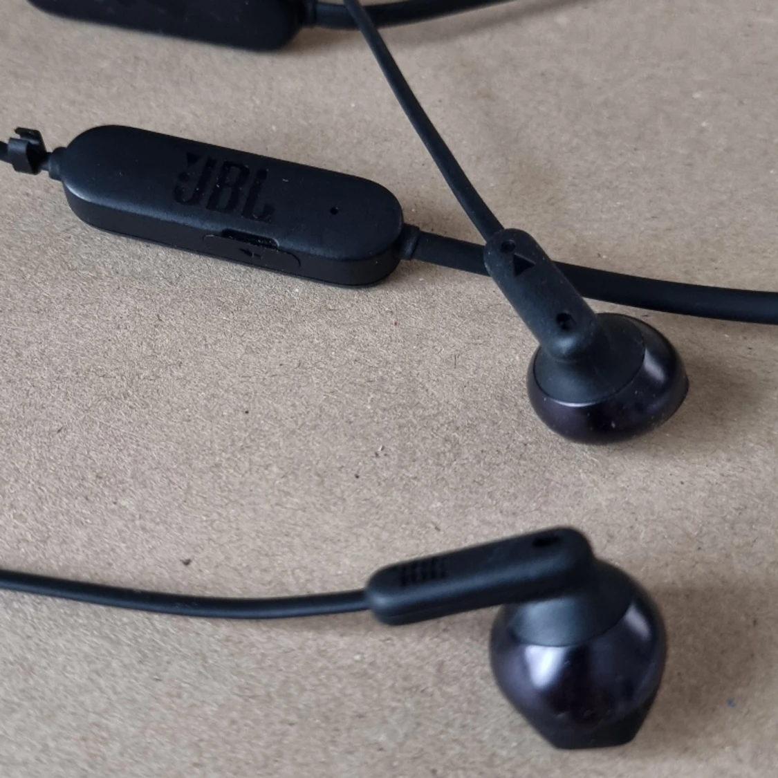 JBL TUNE 215BT  trådlösa hörlurar  - 91