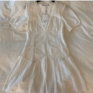 Zara klänning - Studentklänning vit spets miniklänning linne superfin och perfekt till studenten😍😍😍😍 helt ny med prislapp