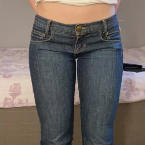 Low waist bootcut jeans - Säljer dessa jättefina Low waist bootcut jeansen. Står ingen storlek men passar stl 34. Har klippt i midjan så man kan knyta så att de sitter bättre (syns inte när man har på sig dom). Lite slitna längst ner (fråga om bild) 💗