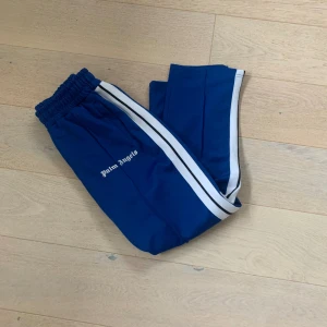 Palm angels byxor - Säljer nu dessa Palm angels byxor då jag aldrig använder dem😀 använde några gånger 8/10 skick👍🏼 ej äkta hör av er vid flera frågor!