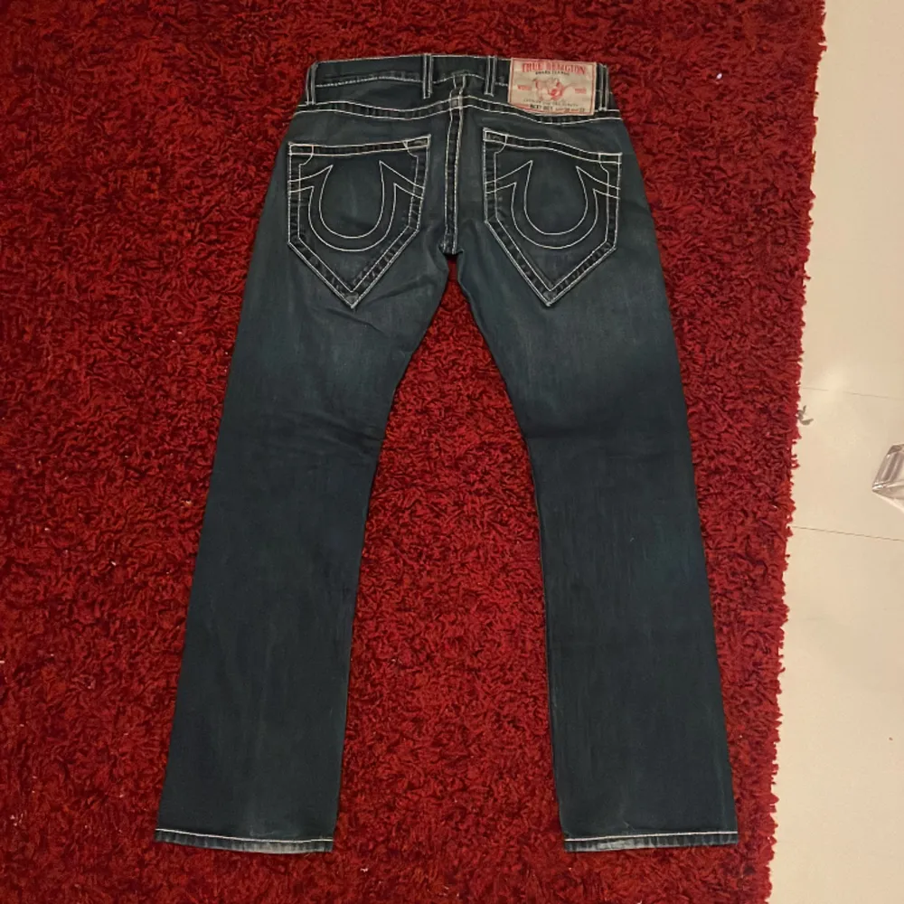 Blåa mid/lowrise straight leg true religion jeans som jag inte använder längre, Väldigt bra skick!. Jeans & Byxor.