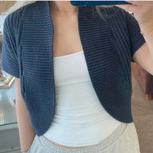 Snygg bolero - Jättesöt bolero i mörkblå, super fin och i bra skick. 