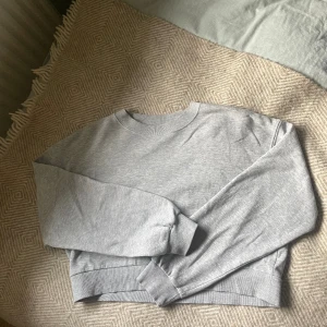 Grå sweatshirt HM - Grå sweatshirt ifrån HM  Sitter som en magtröja 🩶