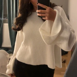 Stickad tröja - Vit stickad tröja med vida armar från Nakd. Knappt använd, nypris 350kr