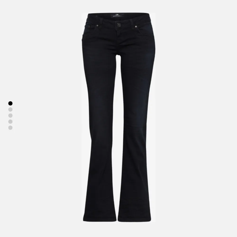 Jättesnygga ltb jeans i modellen valerie! Färgen är ”blue addicted” men de är svarta. Jag säljer dom eftersom de tyvärr har blivit för korta på mig.  De är i väldigt bra skick!. Jeans & Byxor.