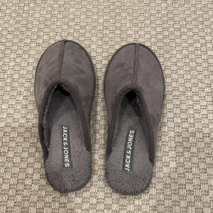 Tofflor jack & Jones  - Ett par innetofflor från Jack & Jones storlek 42. 