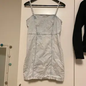 Söt jeansklänning från H&M, i gott skick! Det är bara att skriva för fler bilder<3 Kontakta mig innan ni använder köp nu💕