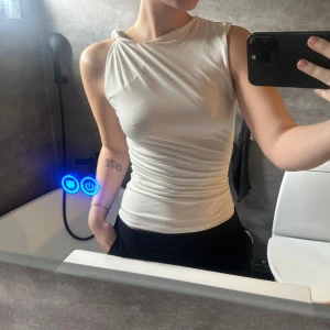 Linne  - Jätte fint linne från hm med twistat band på ena sidan !