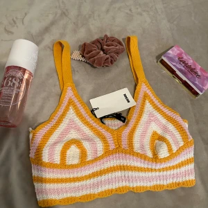 Helt ny topp - Helt ny topp från bikbok med etikett på. Sizen för toppen är XS. Köpt under sommaren från Bikbok för 260 Kr och säljer den för 70 kr. 