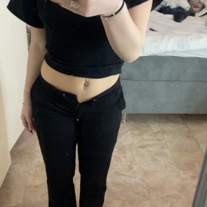 Kostymbyxor  - Ett par skit snygga lågmidjade kostymbyxor som tyvärr har blivit för små de är straight och har inga defekter💕