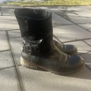 Ett par medellånga boots i läder med liten klack och spänne! ✨ Stängs med dragkedja ✨ Superfint skick och inga missfärgningar ✨