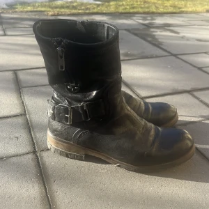 Svarta boots - Ett par medellånga boots i läder med liten klack och spänne! ✨ Stängs med dragkedja ✨ Superfint skick och inga missfärgningar ✨