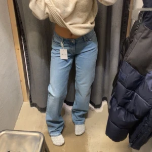 Lågmidjade jeans  - Super fina Lågmidjade jeans! Använt 1 gång! Köpte för 399kr