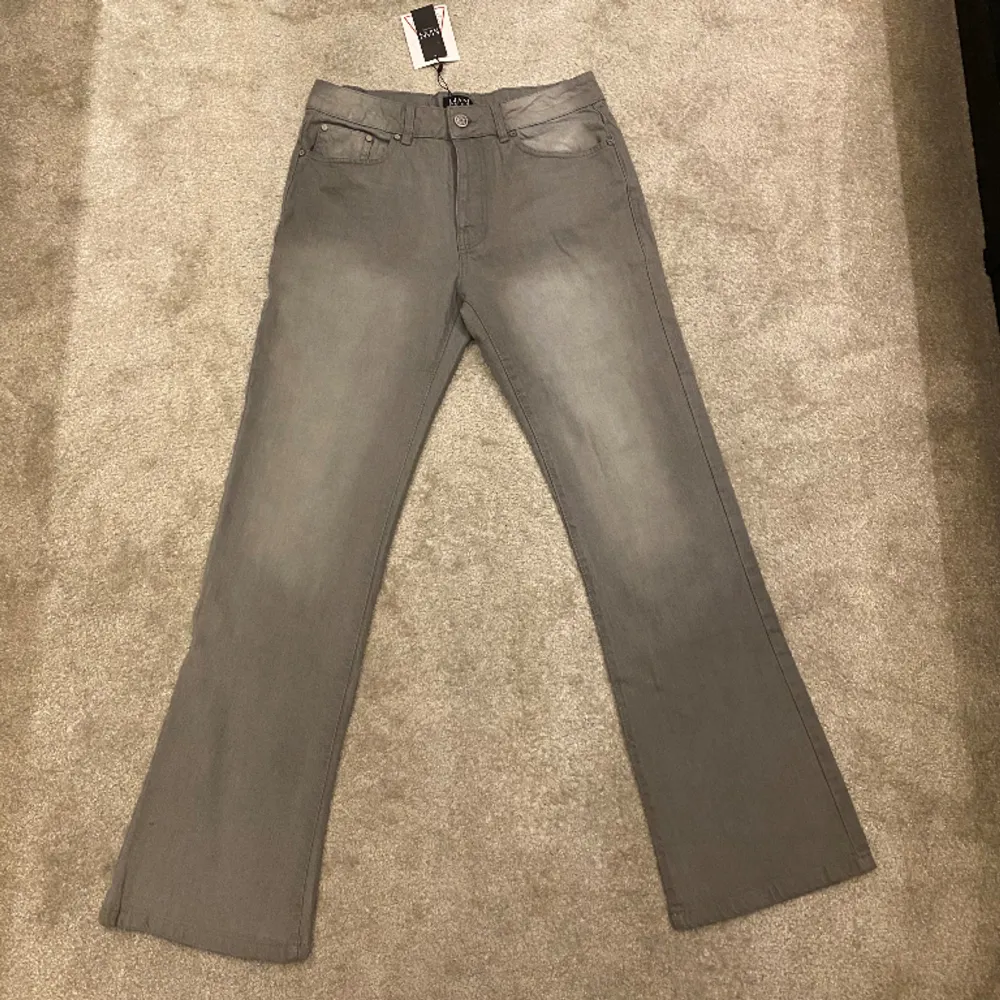 Bootcut jeans från bohoo. Oanvända med tag kvar. Lågmidjade Storlek 30/32. Jeans & Byxor.