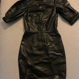 Klänning  - Snygg Skinnklänning helt oanvänd ! Prislap kvar på. 