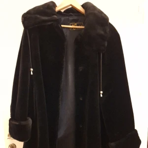 Lång päls vinterkappa   - En väldigt fin och varm vinterkappa. Har storlek M , den säljs eftersom den inte använts. Den är i jätte bra skick och är väldigt ren.